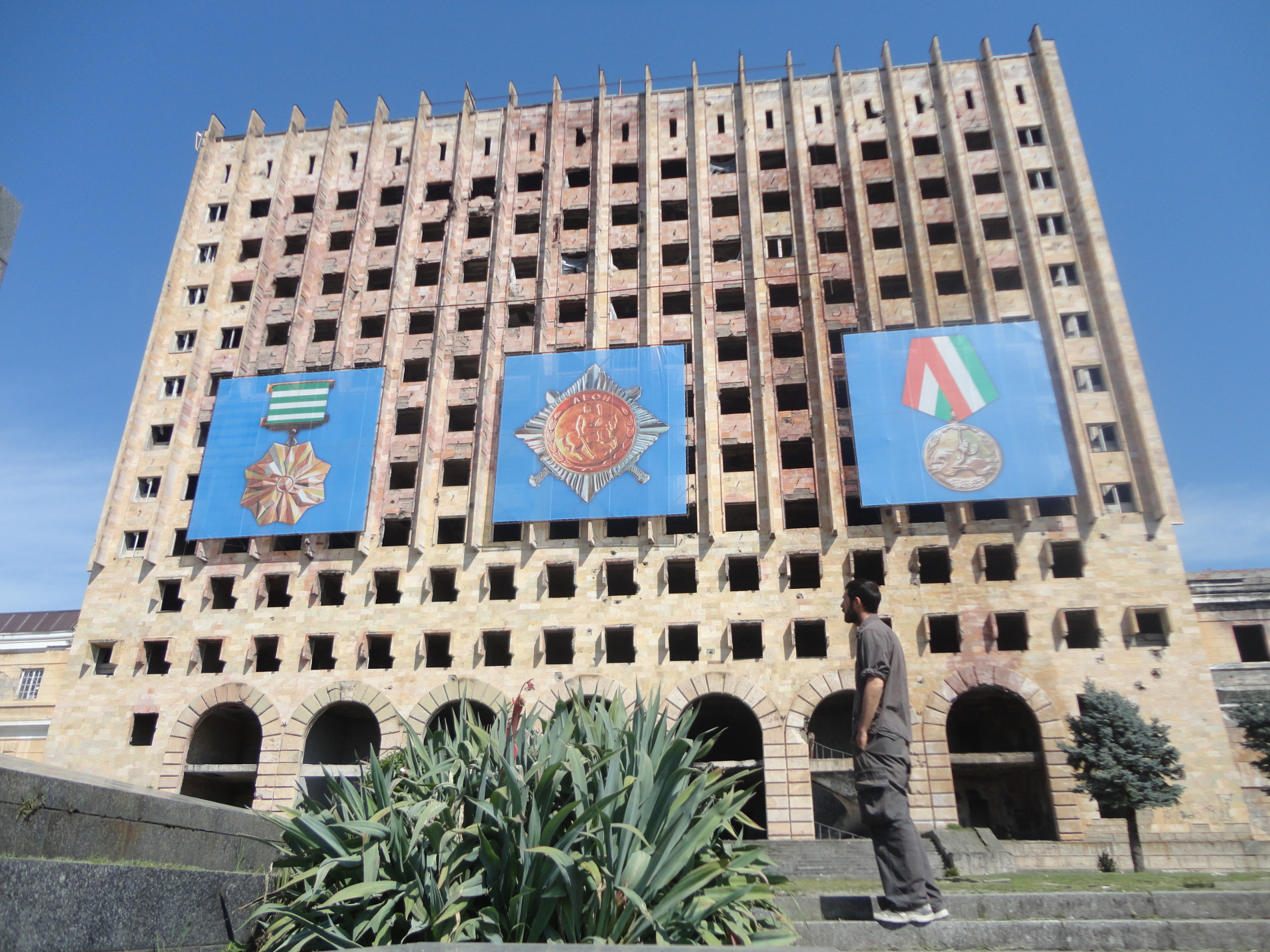 El autor junto al edificio del antiguo parlamento de Abjasia