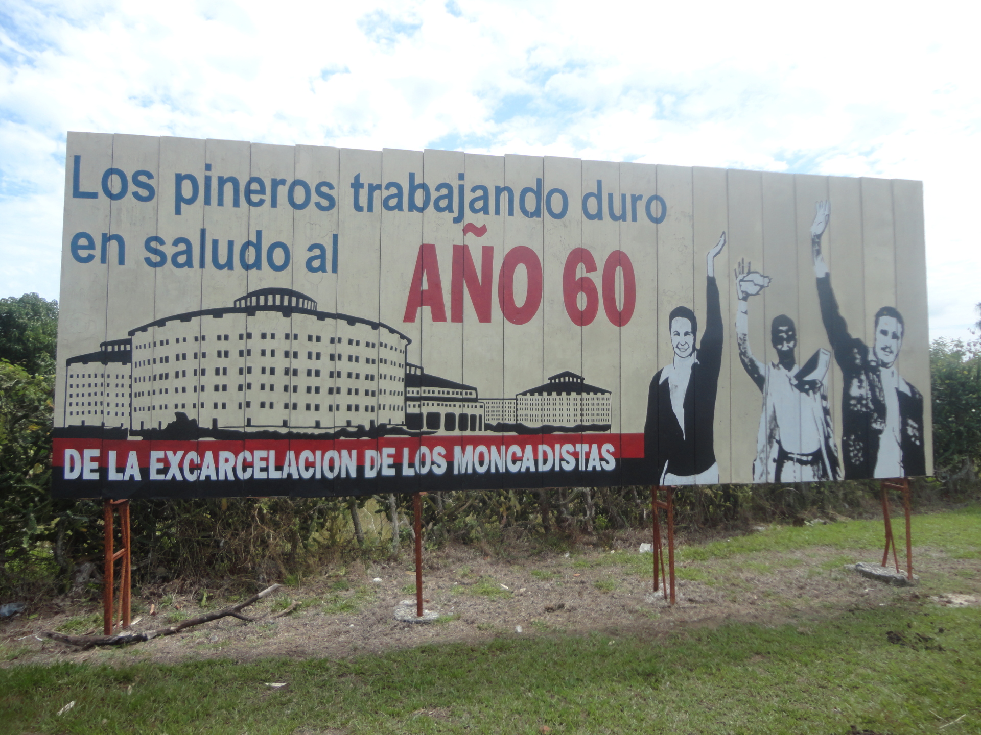 El autor junto al edificio del antiguo parlamento de Abjasia