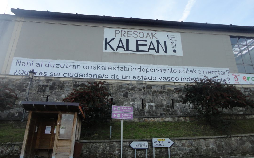 «En el contexto de la violencia de motivación política en la Comunidad Autónoma del País Vasco entre 1978 y 1999»